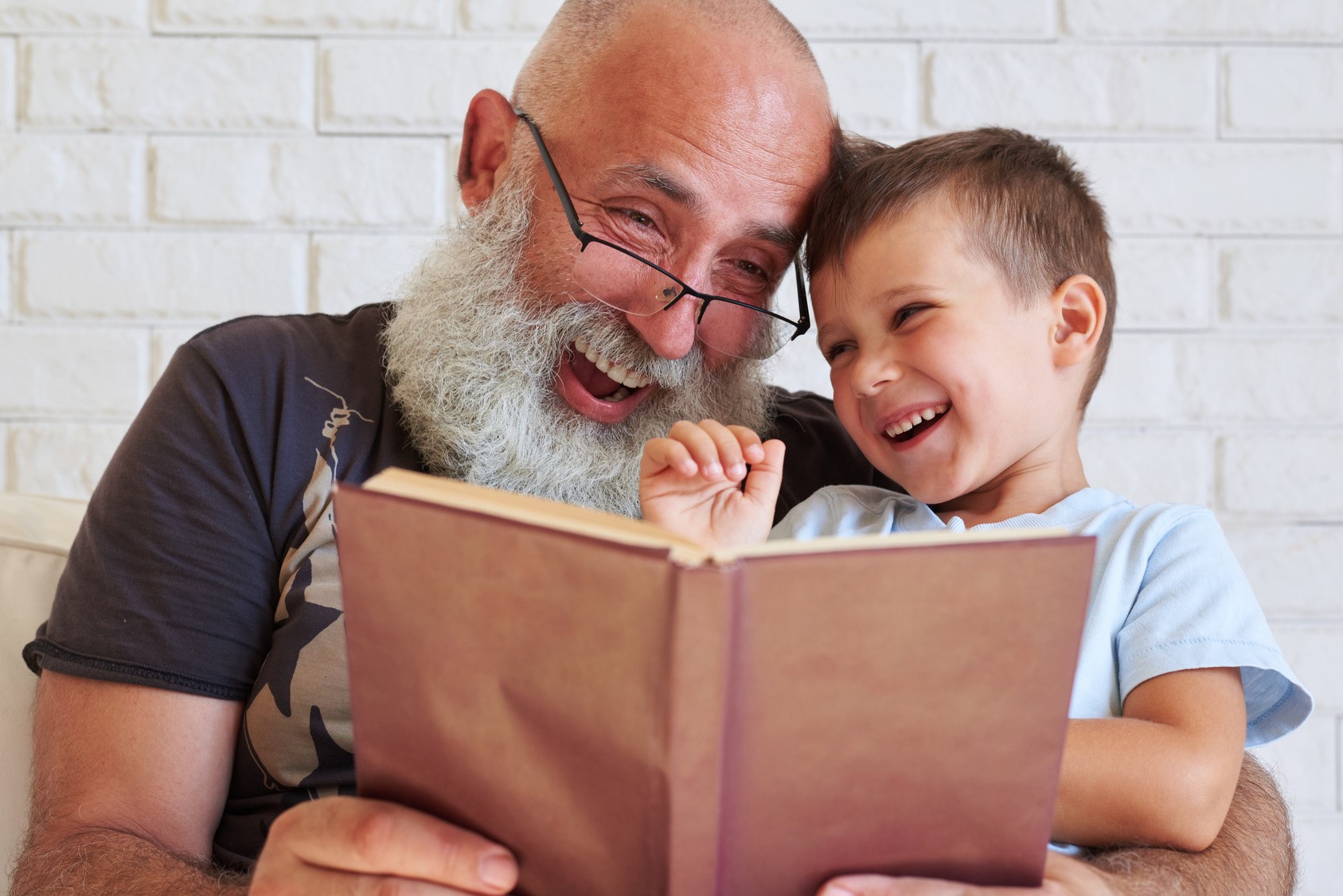 Увидев дедушку люди улыбаются готовы помочь. Дед с книгой. Дедушка и внук. Дедушка с книжкой. Дедушка читает.
